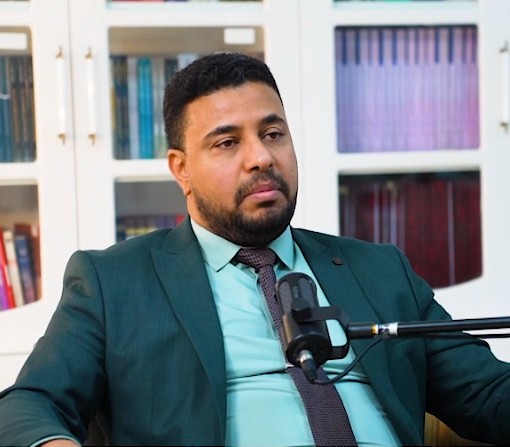 🎙️ بودكاست الكنوز "حديث الأستاذ المساعد الدكتور علي محمد هادي عميد كلية الصيدلة في جامعة الكنوز "