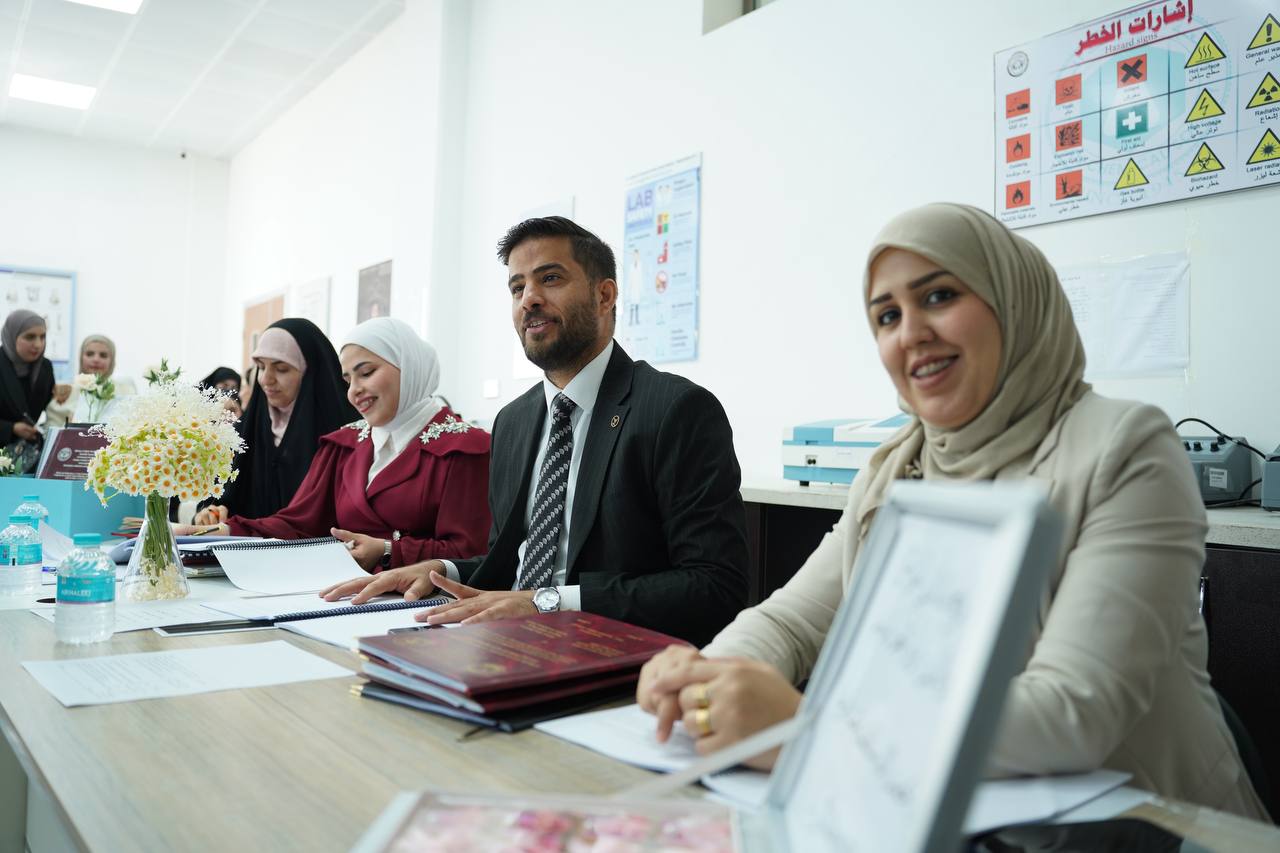 طلبة تقنيات صناعة الأسنان في جامعة الكنوز يختتمون دراستهم بمناقشة بحوث التخرج