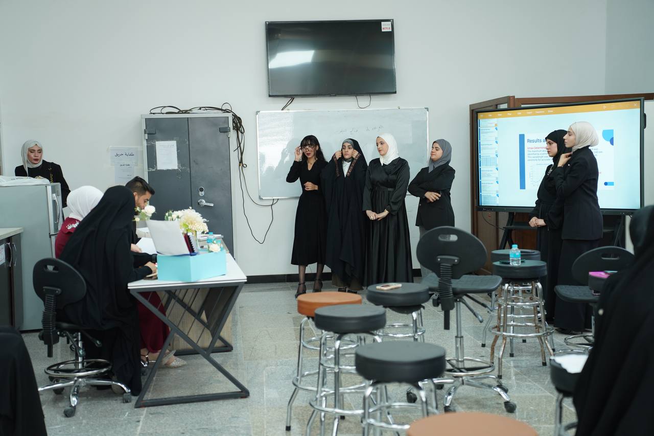 طلبة تقنيات صناعة الأسنان في جامعة الكنوز يختتمون دراستهم بمناقشة بحوث التخرج